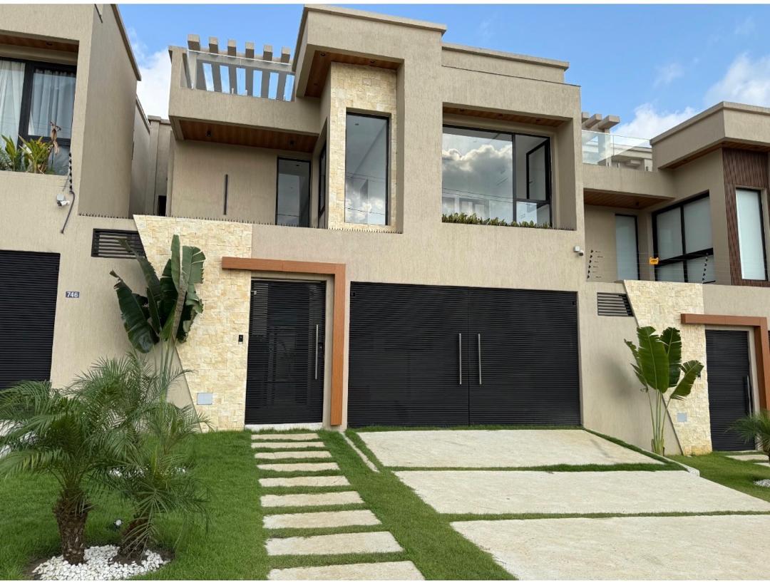  Abatta - Joli triplex moderne de 8 pièces dans une zone résidentielle, accessible et bitumée, avec vue sur la lagune.
